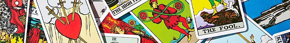 Cartas del tarot extendidas sobre la mesa