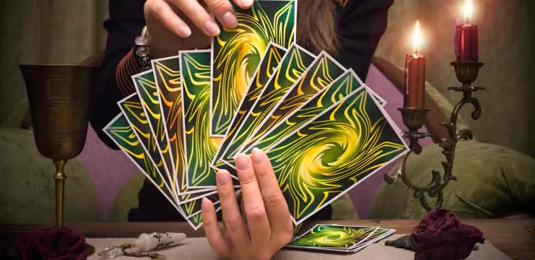 Cartas del tarot desplegadas entre velas