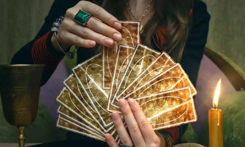 Lectura de cartas del tarot a la luz de una vela
